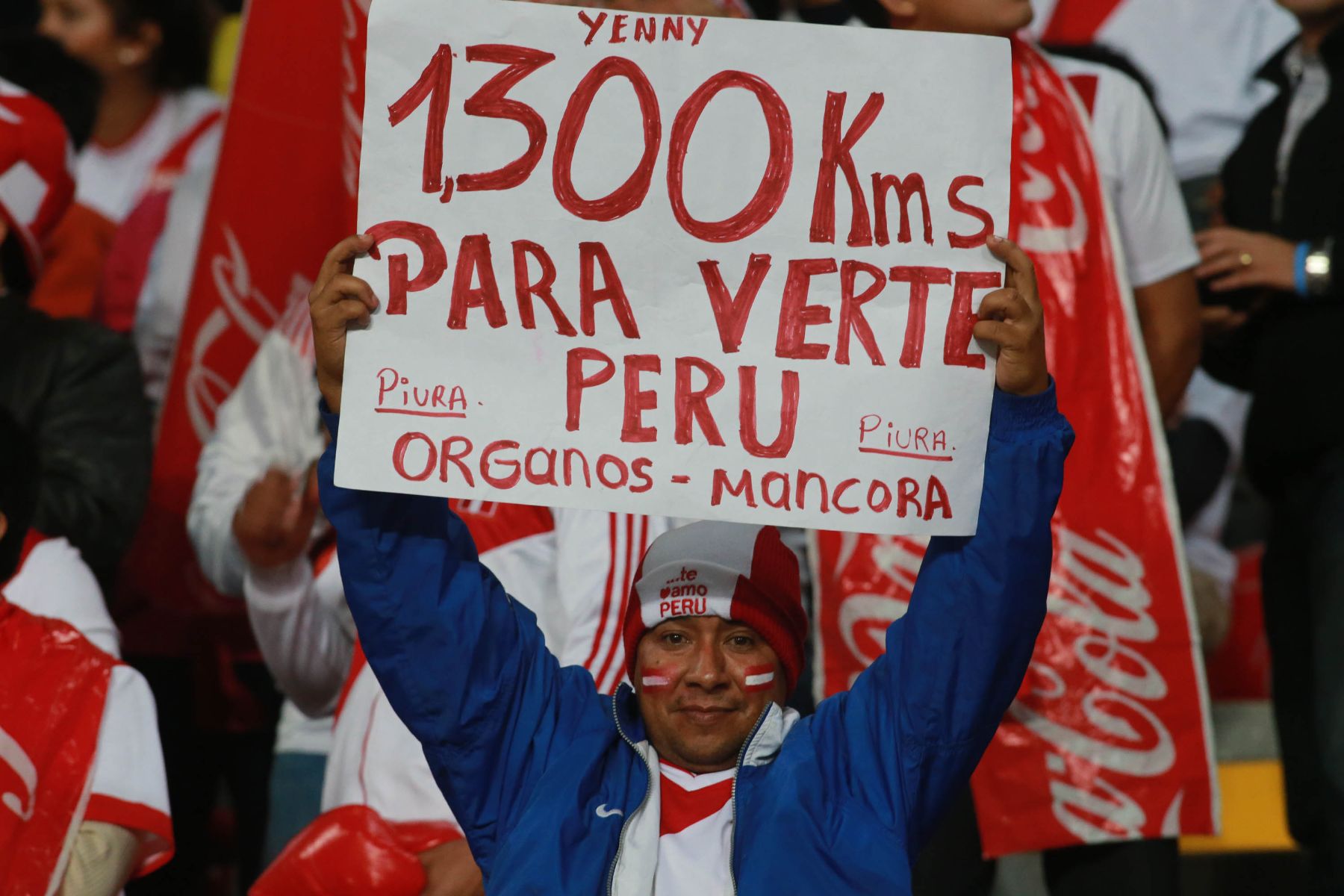 LIMA, PERÚ-JUNIO 07. Aficionados peruanos y ecuatorianos dan su aliento previo al encuentro de sus respectivas selecciones.

Foto: ANDINA/Juan Carlos Guzmán Negrini.