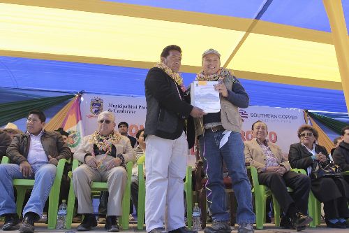 Peruvian Minister of Agriculture Milton Von Hesse (left) in Candarave town, in southern Peru