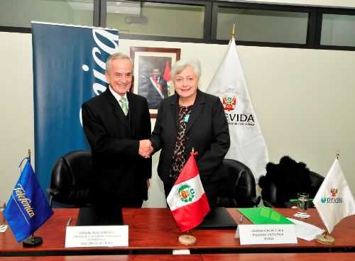 La titular de Devida, Carmen Masías, y el director de Relaciones Institucionales y Comunicación Corporativa de la empresa Telefónica, Ludwig Meier, suscribieron acuerdo.