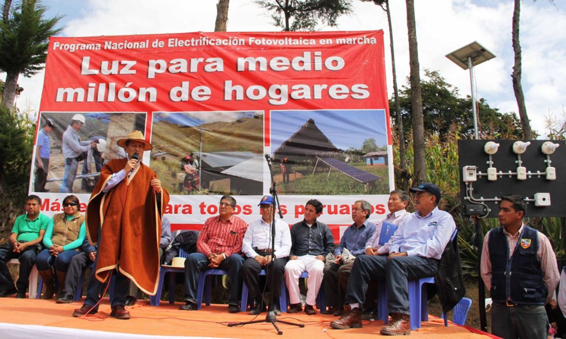 Contumazá (Cajamarca).- Ministro de Energía y Minas, Jorge Merino, entregó paneles solares en comunidades de Cajamarca.