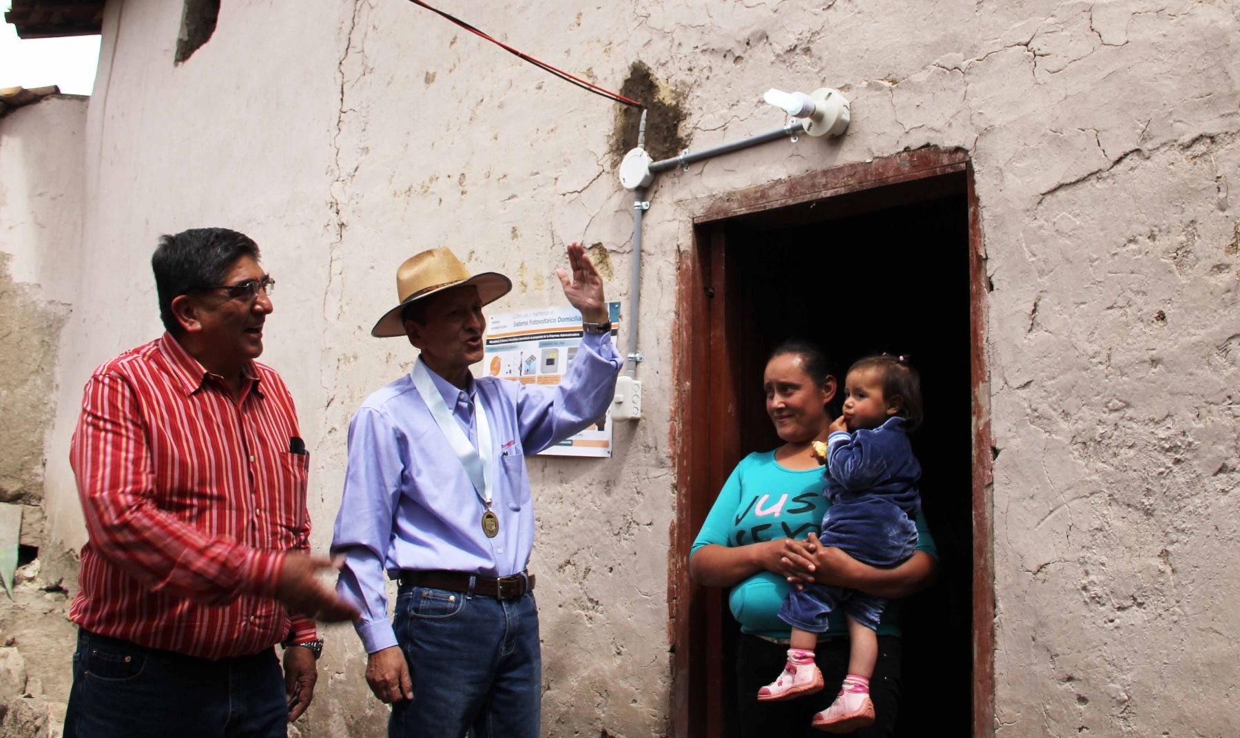 Contumazá (Cajamarca).- Ministro de Energía y Minas, Jorge Merino, entregó paneles solares en comunidades de Cajamarca.