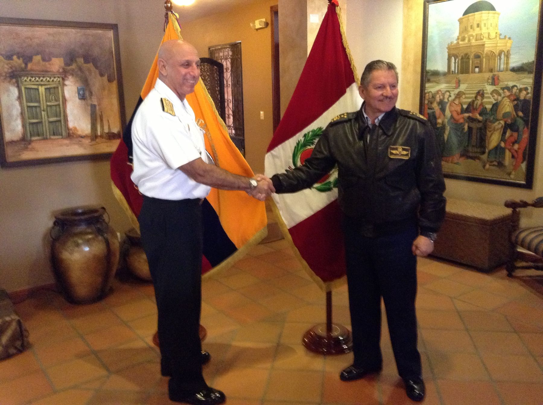 El jefe del Comando Conjunto de las Fuerzas Armadas de Perú, almirante José Cueto Aservi, y su homólogo de Ecuador, teniente general Leonardo Barreiro Muñoz. Foto: ANDINA/Difusión.