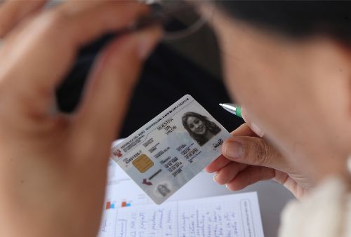 En la medida en que las entidades públicas ofrezcan servicios digitales, más peruanos y peruanas solicitarán el DNI electrónico. Foto: ANDINA/archivo.