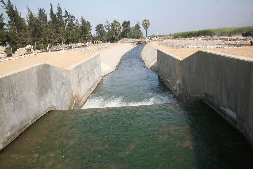 La Autoridad para la Reconstrucción con Cambios transfirió 5 millones 180,723 soles al Programa Sub sectorial de Irrigación (PSI) para la rehabilitación del servicio de agua para riego del canal La Peña, cuya bocatoma se encontraba averiada a consecuencia del impacto de El Niño Costero en 2017. ANDINA/Difusión
