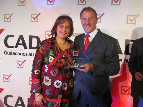 Alcalde distrital de Miraflores, Jorge Muñoz Wells, recibe premio Buenas Prácticas en Gestión Pública 2013 de manos de la titular de Ciudadanos al Día, Beatriz Boza.