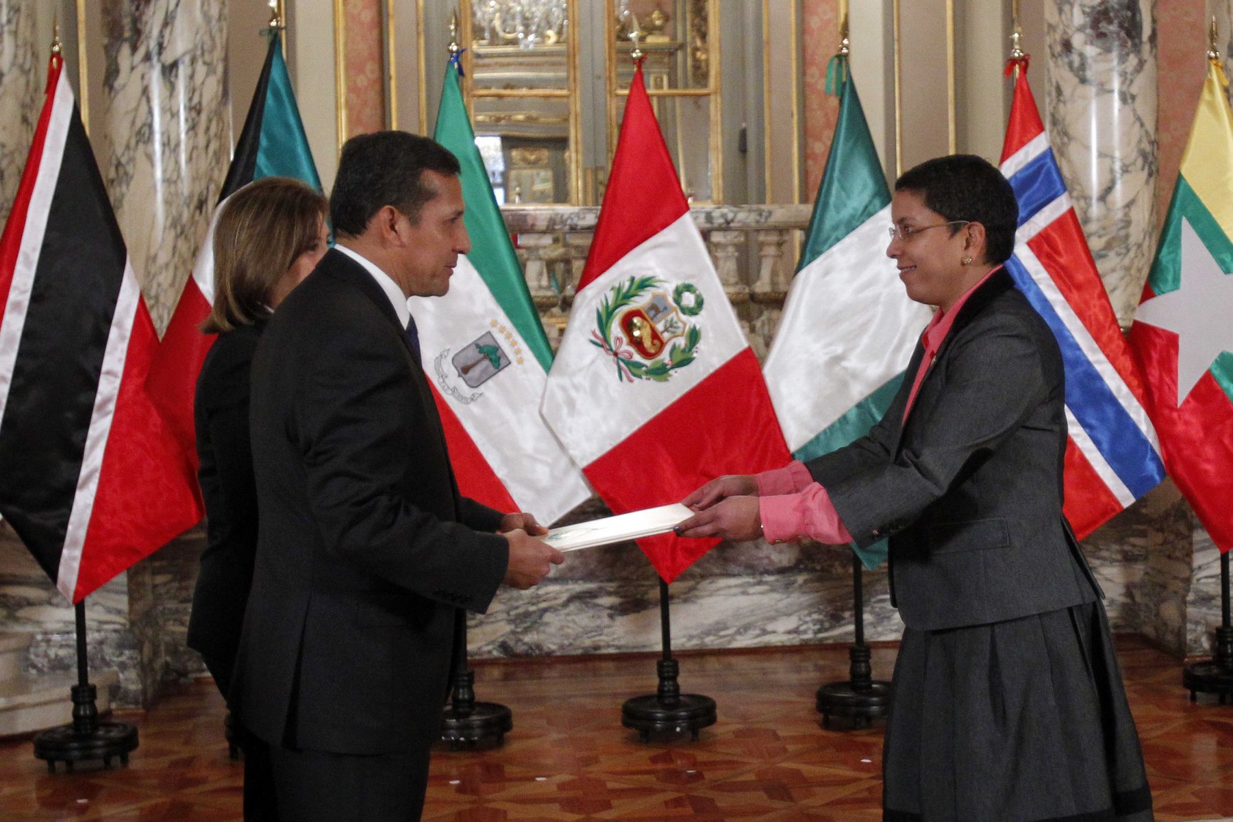 Peruvian President Ollanta Humala receives credential letters from Kuwaiti Ambassador Reem Mohammad Al Khaled. Photo: ANDINA/Prensa Presidencia