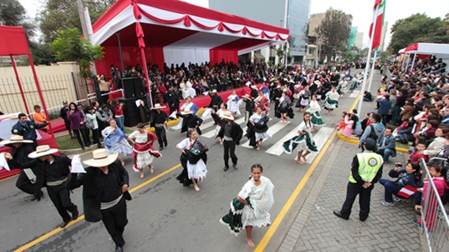 Pasacalle escolar por aniversario patrio en San Isidro.