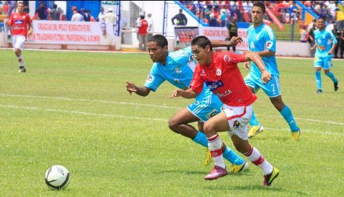 18-year-old Peruvian player Yair Clavijo (sky blue t-shirt) passed away last Sunday during a match in Cusco.