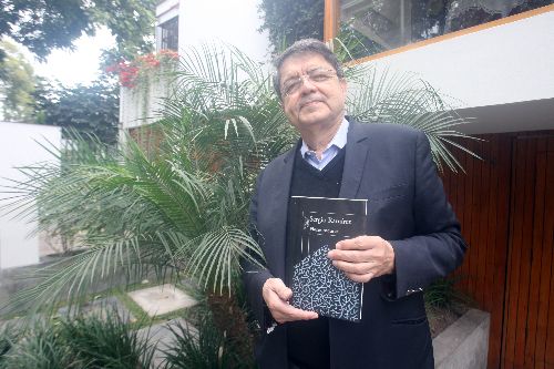 Narrador nicaragüense Sergio Ramírez promociona en la Feria del Libro de Lima su último libro Flores oscuras.