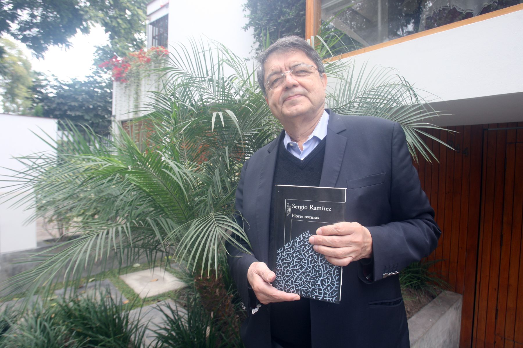 Narrador nicaragüense Sergio Ramírez promociona en la Feria del Libro de Lima su último libro Flores oscuras.
