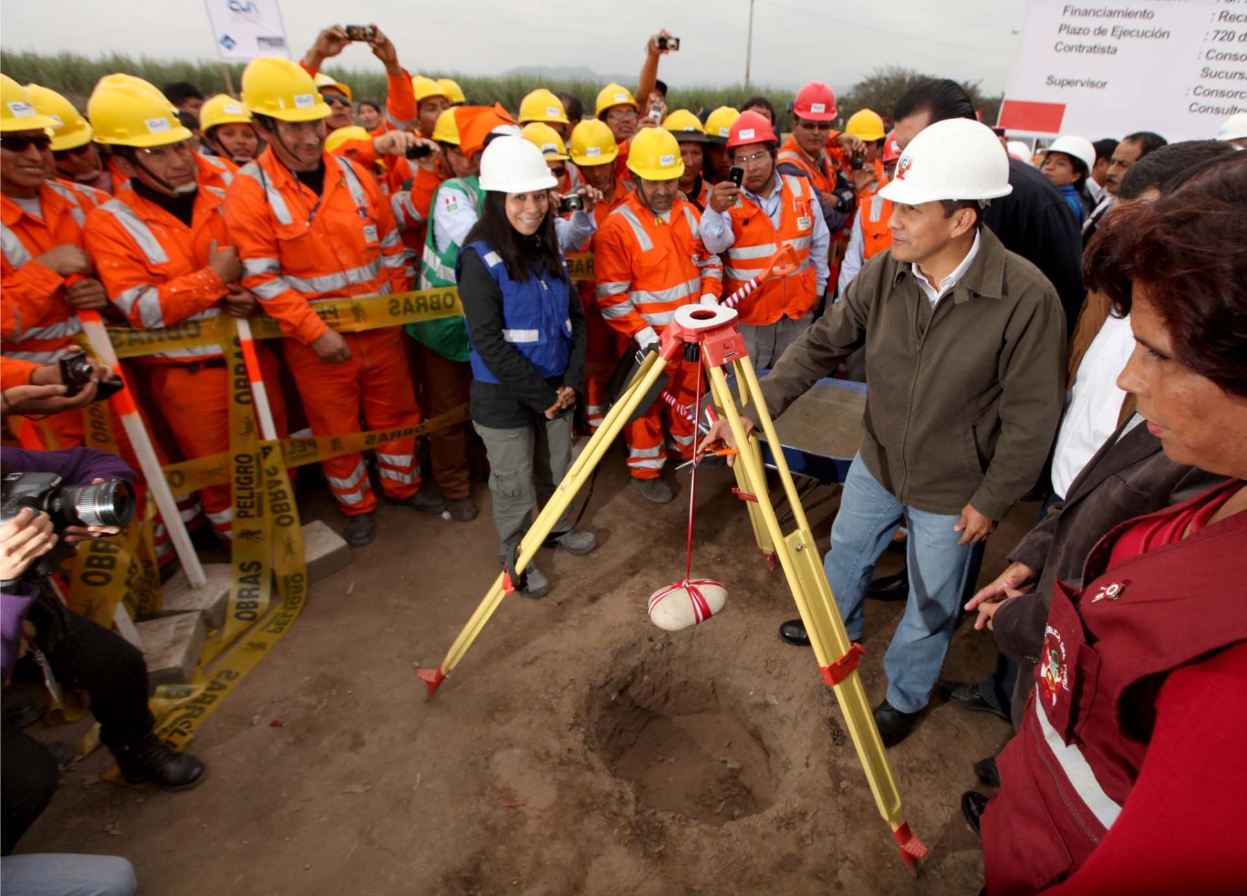 El presidente Ollanta Humala encabezó ceremonia de inicio de obras de mejoramiento de la carretera Huaura-Sayán-Puente Tingo.