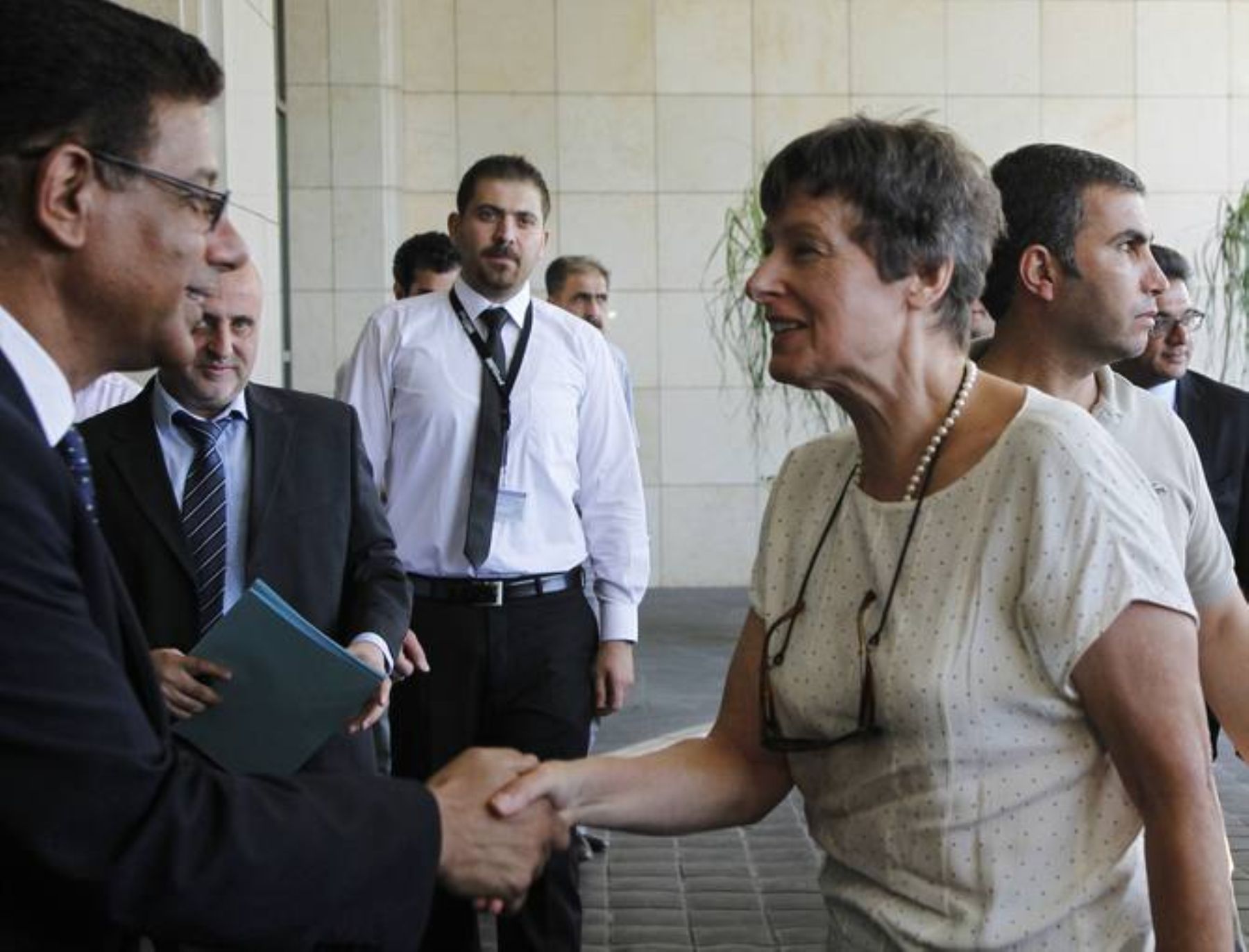 La alta representante para asuntos de Desarme de la ONU, Angela Kane, y Ake Sellstrom, jefe del grupo de especialistas, a su llegada a Siria. Foto: RTVE.