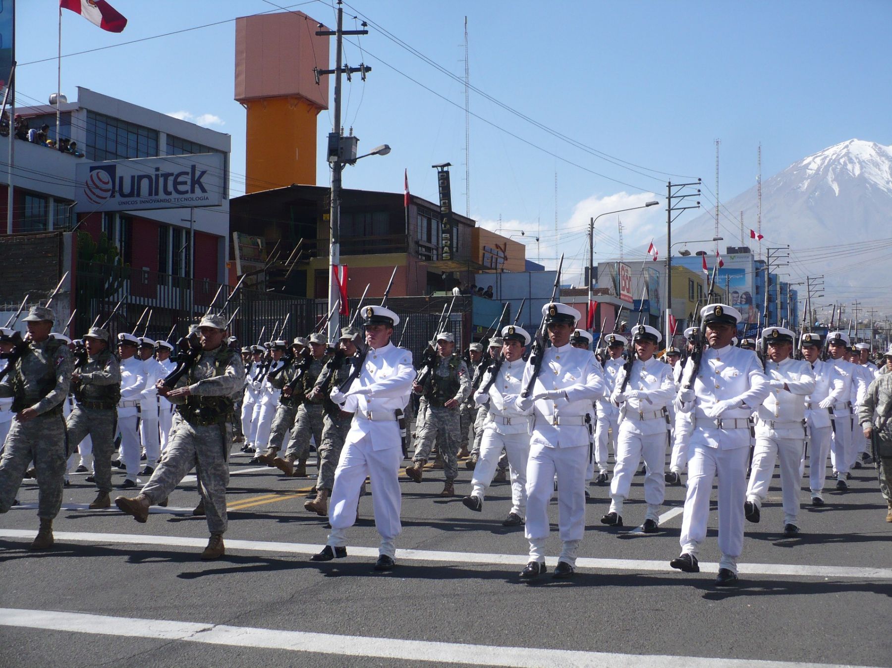 Parada y desfile cívico militar en Arequipa se desarrolló con ambiente