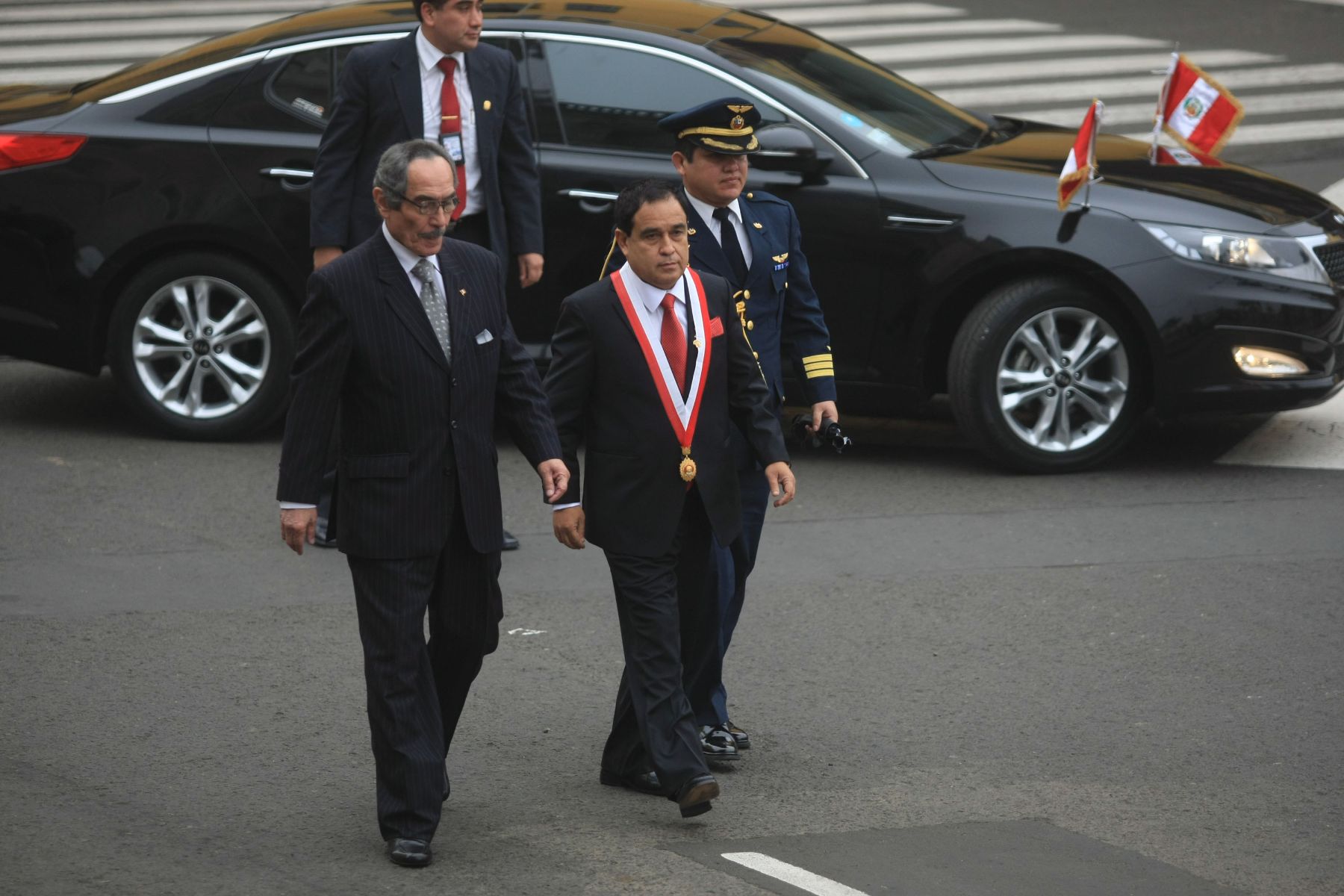 LIMA, PERÚ-JULIO 28. Llegada del Presidente del Congreso de la República, Fredy Otárola, a la Catedral de Lima.Foto: ANDINA/Juan Carlos Guzmán Negrini.