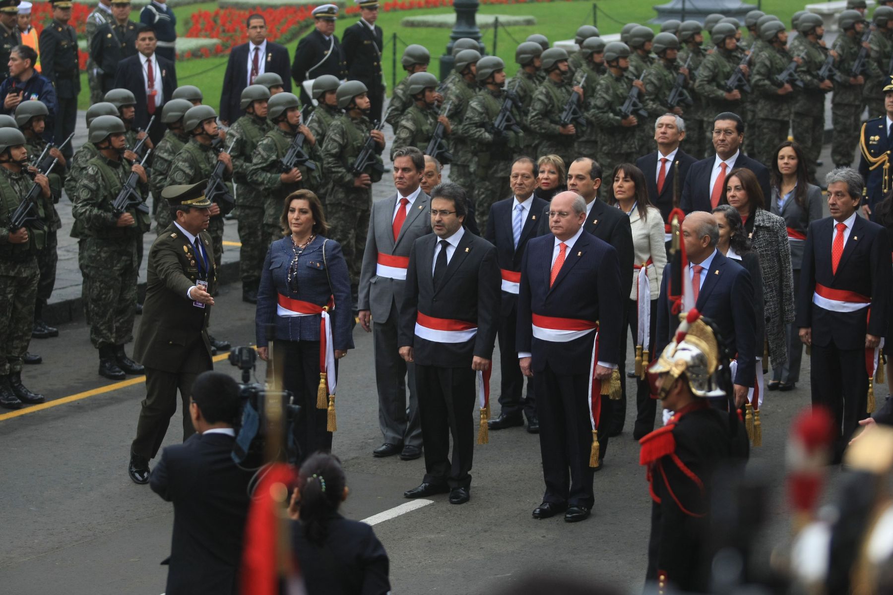 LIMA, PERÚ-JULIO 28. Llegada del Presidente del Consejo de Ministros, Juan Jiménez Mayor, a la Catedral de Lima acompañado de la plana ministerial.Foto: ANDINA/Juan Carlos Guzmán Negrini.
