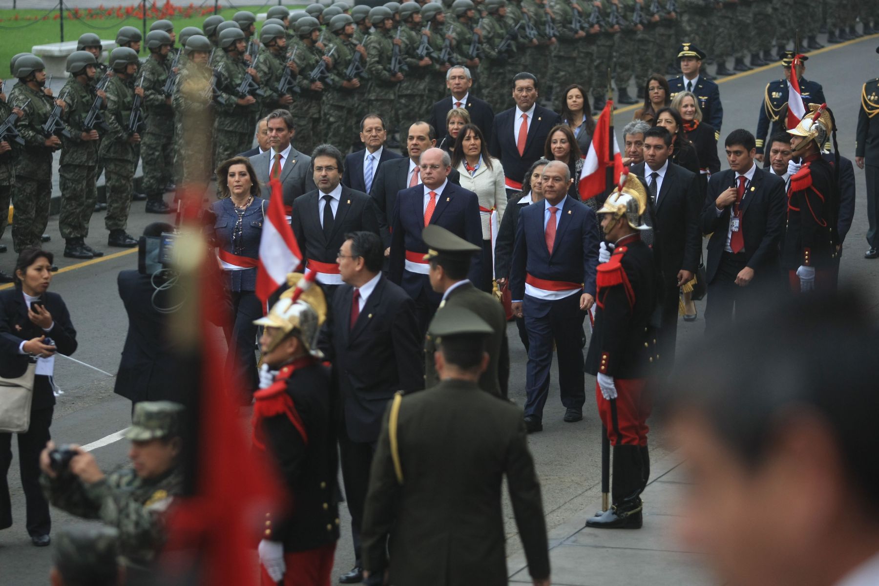 LIMA, PERÚ-JULIO 28. Llegada del Presidente del Consejo de Ministros, Juan Jiménez Mayor, a la Catedral de Lima acompañado de gabinete.Foto: ANDINA/Juan Carlos Guzmán Negrini.