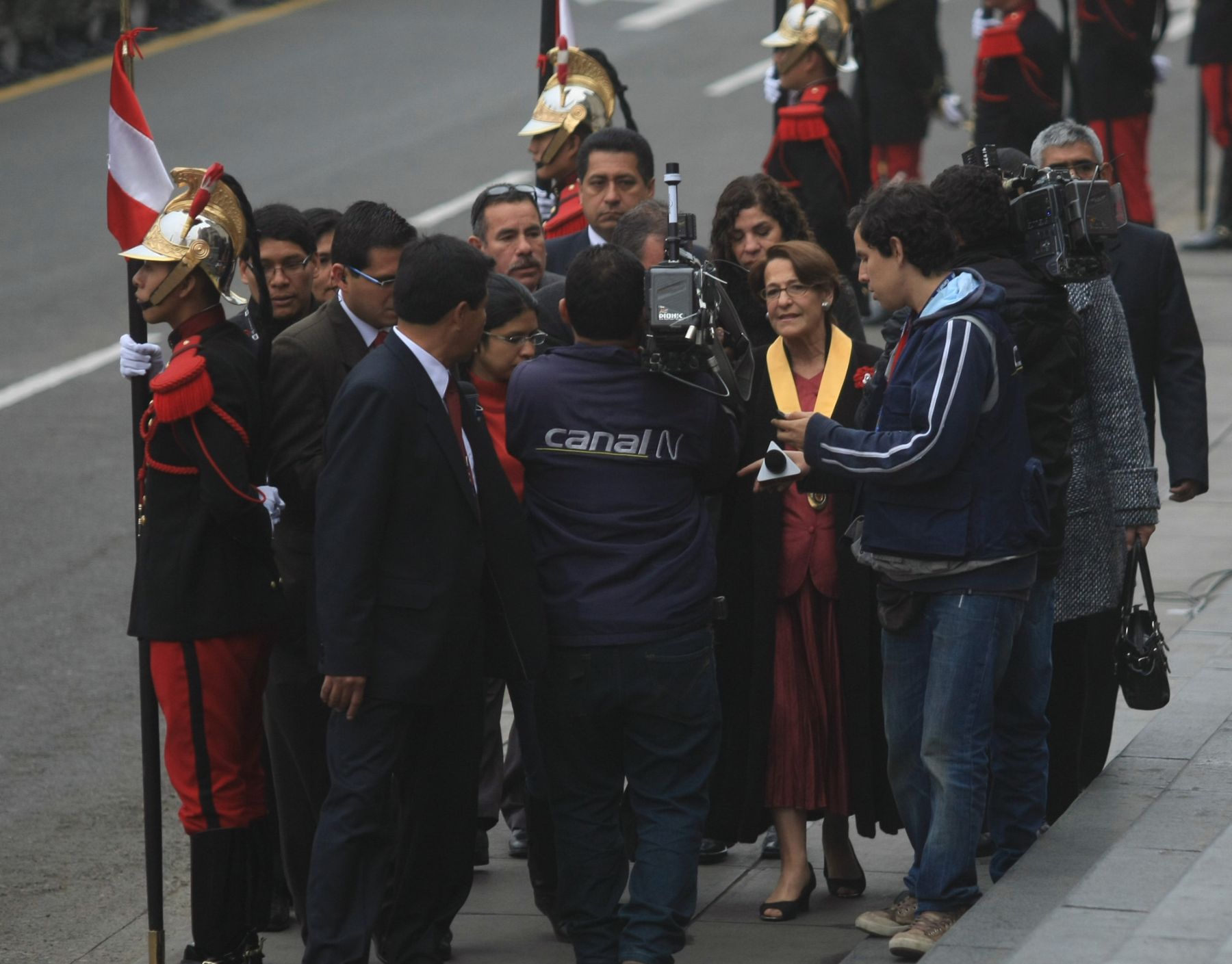 LIMA, PERÚ-JULIO 28. Llegada de la Alcaldesa de Lima, Susana Villarán a la Catedral de Lima. 
Foto: ANDINA/Juan Carlos Guzmán Negrini.