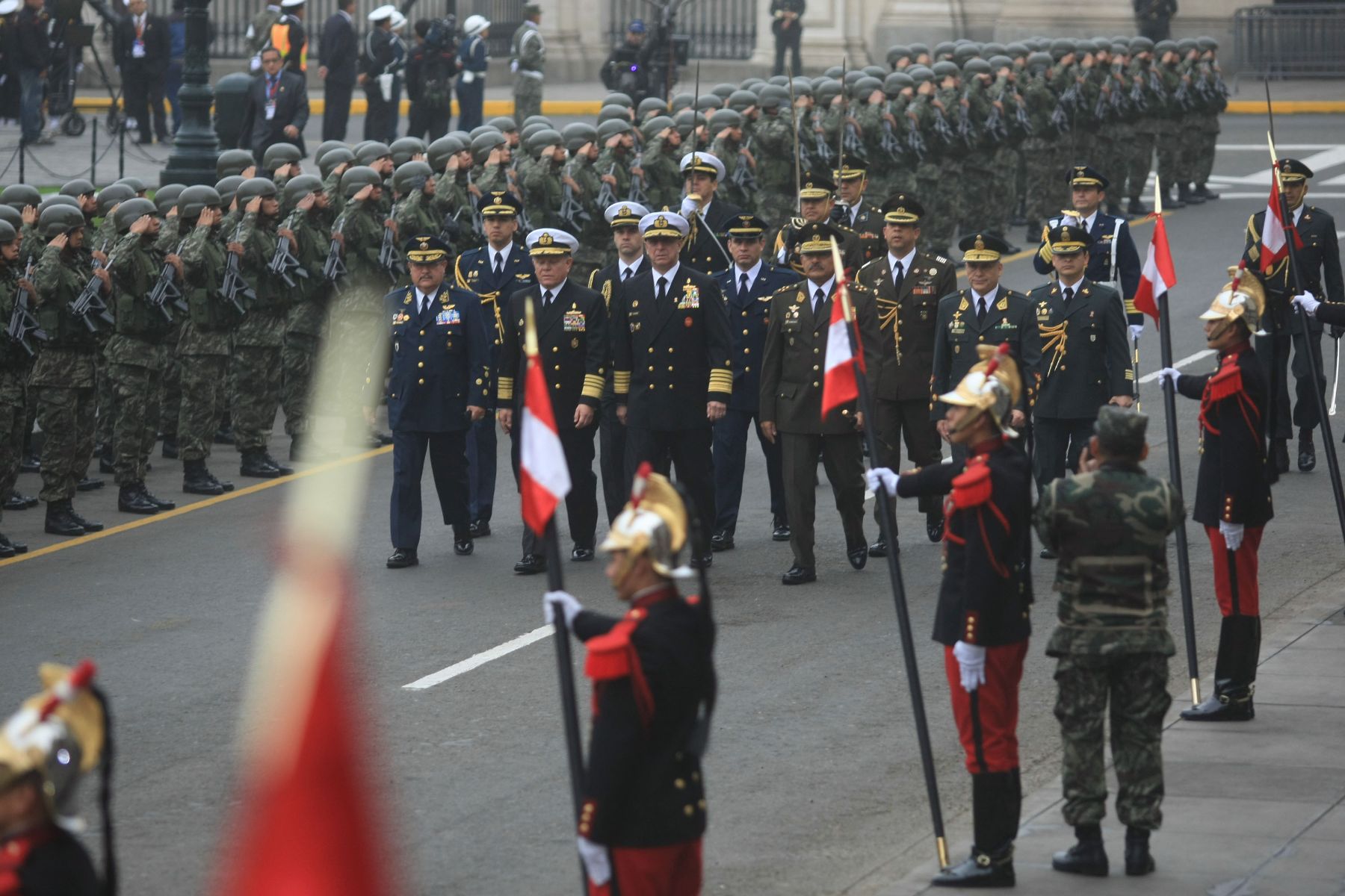 LIMA, PERÚ-JULIO 28. Llegada del Jefe del Comando Conjunto, José Cueto a la Catedral de Lima. 
Foto: ANDINA/Juan Carlos Guzmán Negrini.