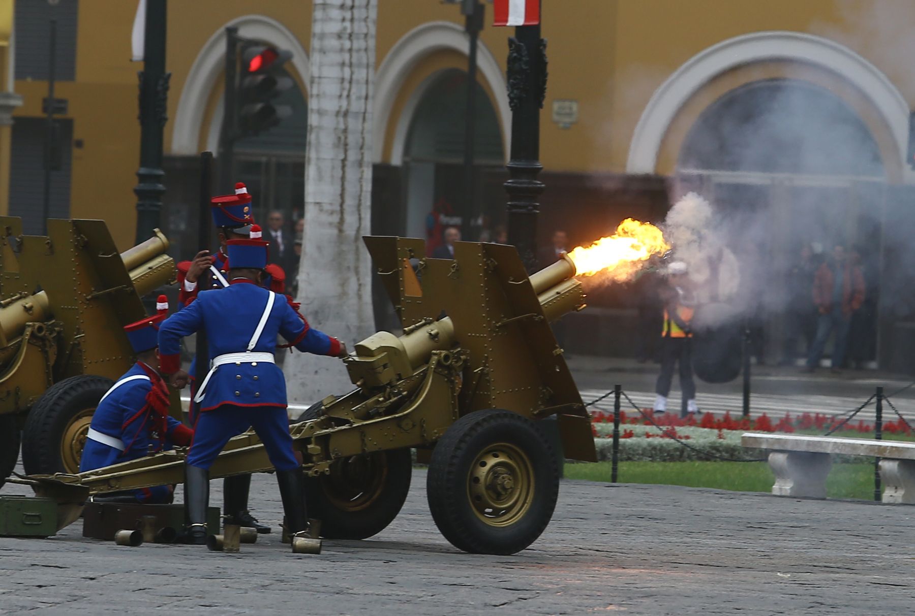 Tradicional 21 cañonazos por Fiestas Patrias en la Plaza de Armas de Lima Foto: ANDINA/Jack Ramón.