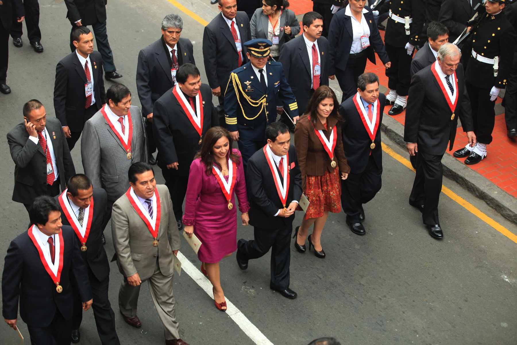 LIMA,PERÚ-JULIO 28. El Presidente del Congreso Fredy Otárola y congresitas se dirigen al congreso tras participar en el Tdeum.
Foto: ANDINA/archivo.