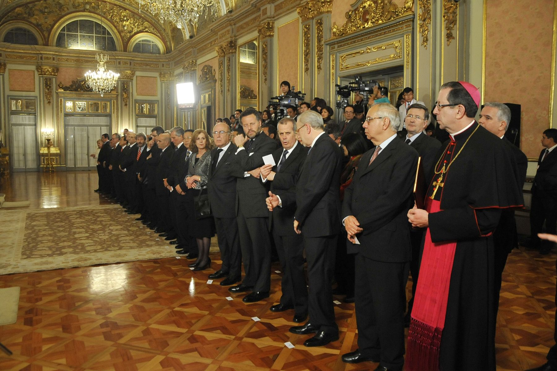 LIMA, 28 DE JULIO. El Presidente de la República, Ollanta Humala Tasso, recibió esta noche el saludo protocolar de los jefes de las misiones diplomáticas acreditadas en nuestro país y de las altas autoridades de la Nación en Palacio de Gobierno, en el marco del 192º Aniversario de la Proclamación de la Independencia Nacional del Perú.. Foto: ANDINA/Prensa Presidencia