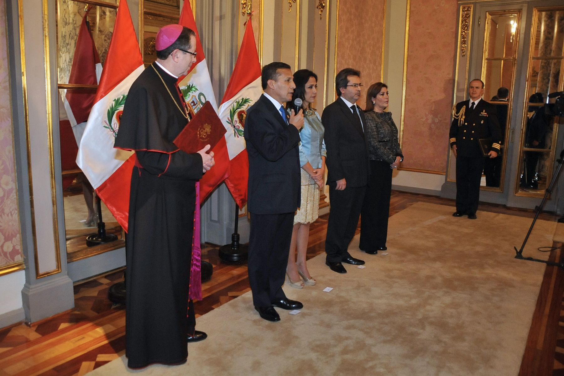 LIMA, 28 DE JULIO. El Presidente de la República, Ollanta Humala Tasso, recibió esta noche el saludo protocolar de los jefes de las misiones diplomáticas acreditadas en nuestro país y de las altas autoridades de la Nación en Palacio de Gobierno, en el marco del 192º Aniversario de la Proclamación de la Independencia Nacional del Perú.. Foto: ANDINA/Prensa Presidencia