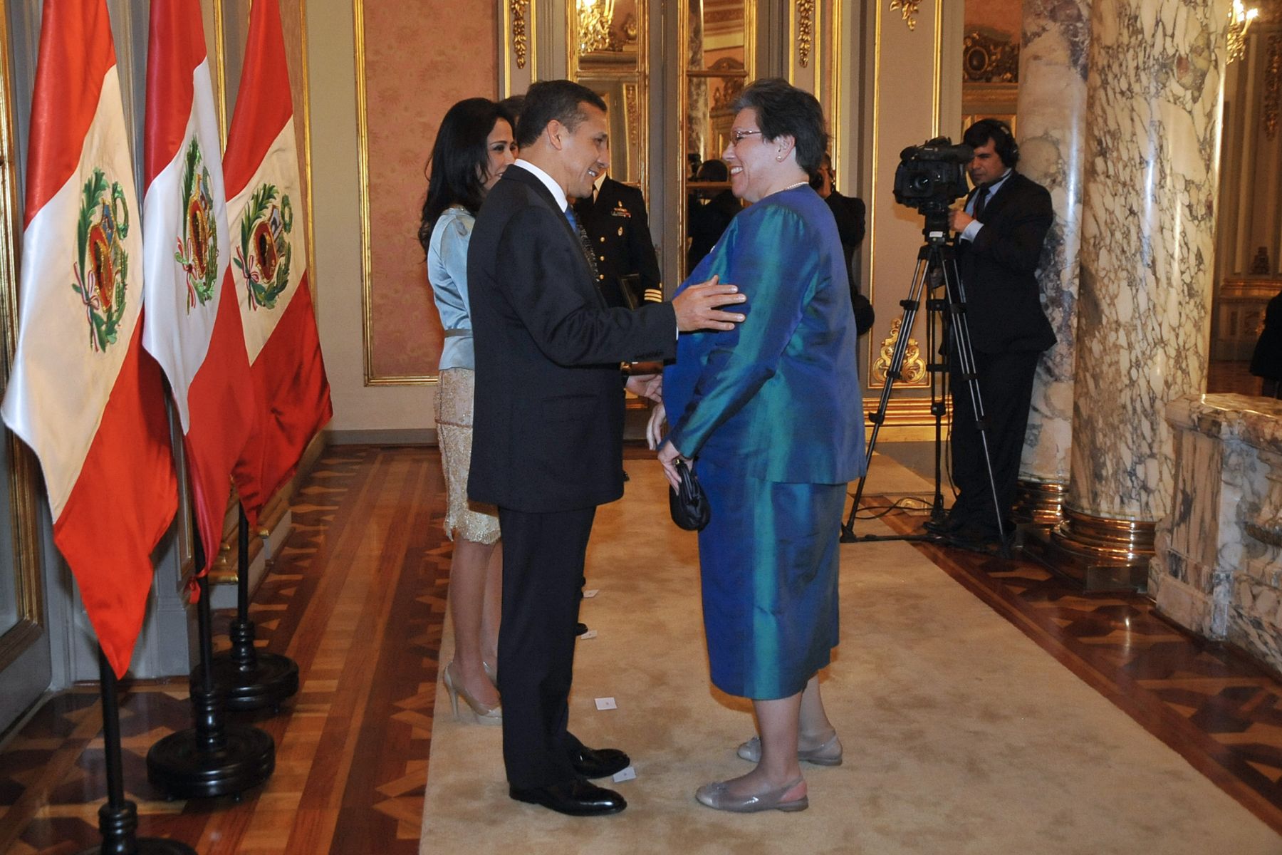 LIMA, 28 DE JULIO. El Presidente de la República, Ollanta Humala Tasso, recibió esta noche el saludo protocolar de los jefes de las misiones diplomáticas acreditadas en nuestro país y de las altas autoridades de la Nación en Palacio de Gobierno, en el marco del 192º Aniversario de la Proclamación de la Independencia Nacional del Perú.. Foto: ANDINA/Prensa Presidencia