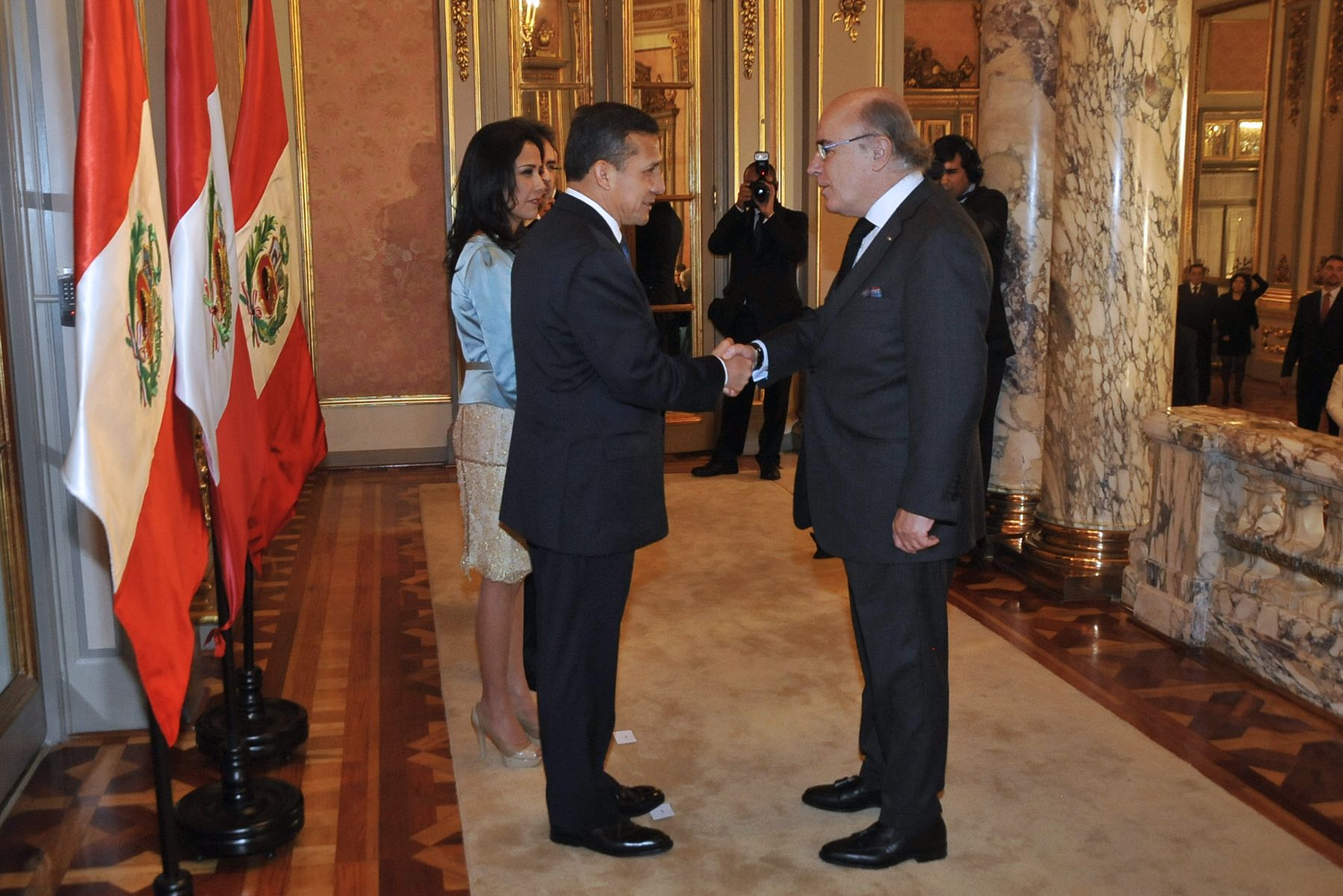 LIMA, 28 DE JULIO. El Presidente de la República, Ollanta Humala Tasso, recibió esta noche el saludo protocolar de los jefes de las misiones diplomáticas acreditadas en nuestro país y de las altas autoridades de la Nación en Palacio de Gobierno, en el marco del 192º Aniversario de la Proclamación de la Independencia Nacional del Perú.. Foto: ANDINA/Prensa Presidencia