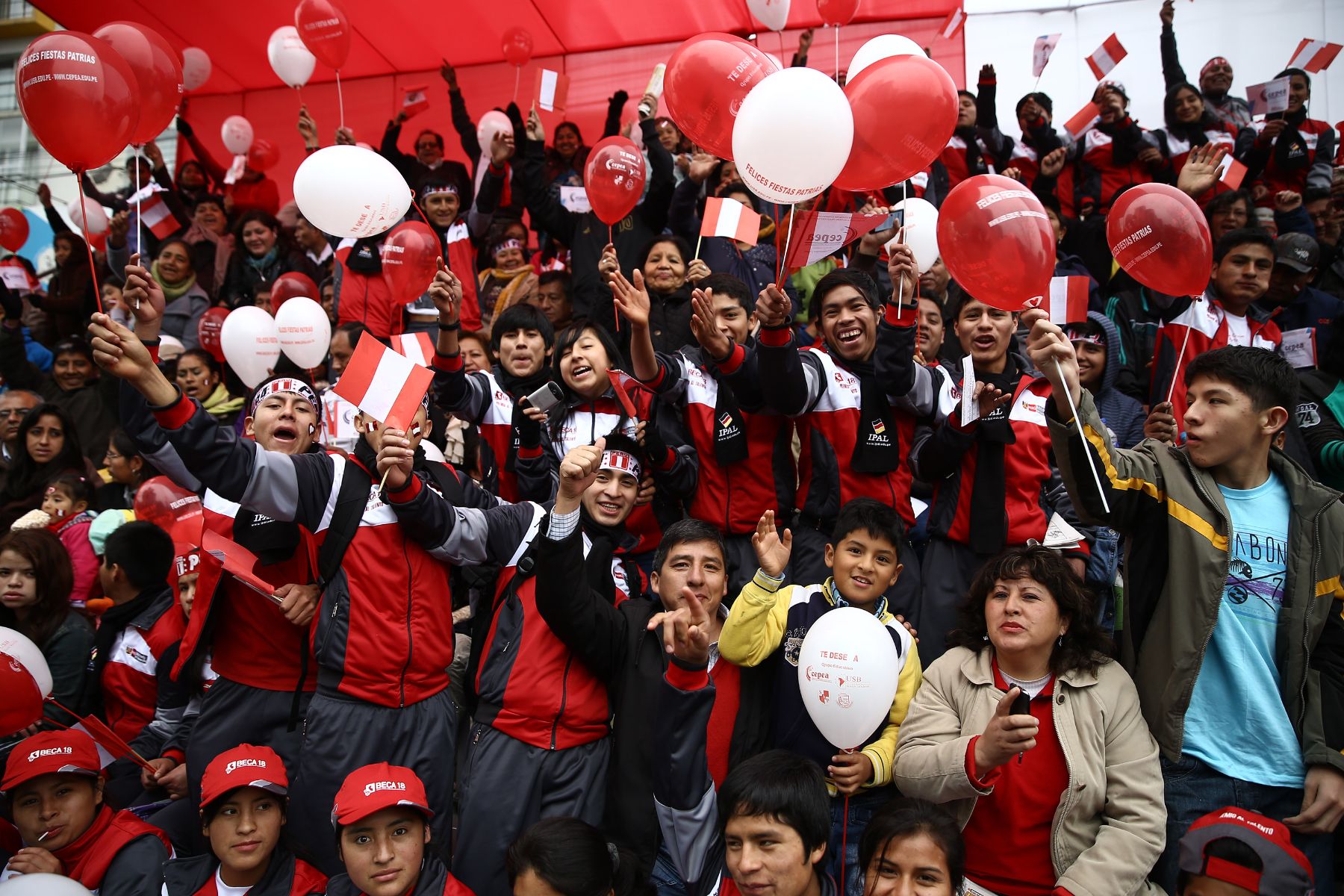 LIMA, PERÚ - JULIO 29. Estudiantes de Beca 18 observan el desfile durante la parada militar. Foto: ANDINA/Marco del Río