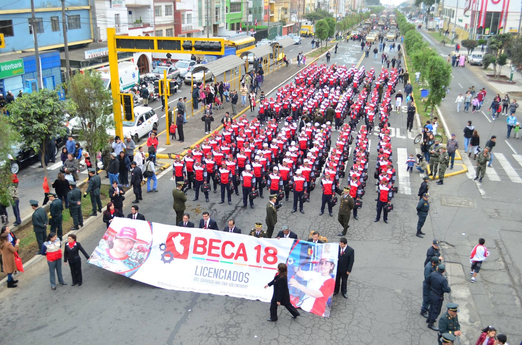 Estudiantes del Programa Beca 18 desfilan en Gran Parada Cívico Militar por el 192 aniversario patrio, a lo largo de la avenida Brasil.