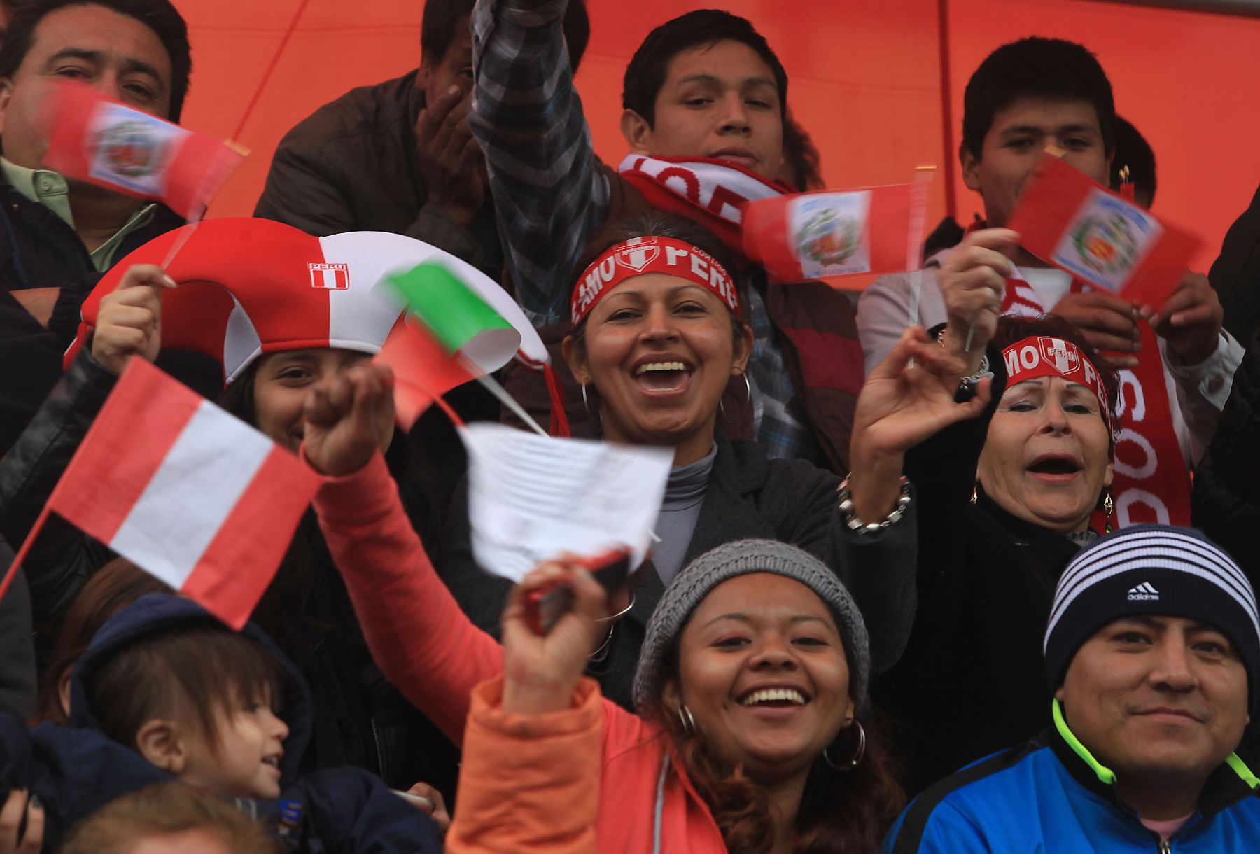 LIMA,PERU-JULIO 29. Ciudadanos disfrutan del gran desfile cívico militar en la Av. Brasil.
Foto:ANDINA/archivo.