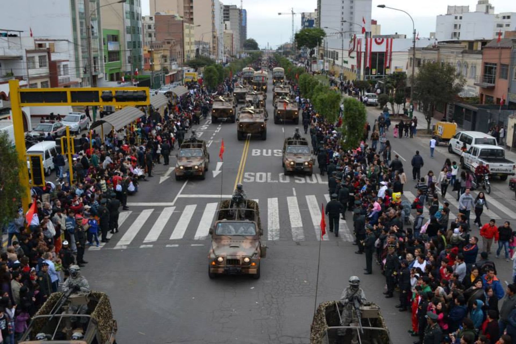 Vehículos de las Fuerzas Armadas transitan por la avenida Brasil en Gran Parada y Desfile Cívico Militar por el 192 aniversario patrio.