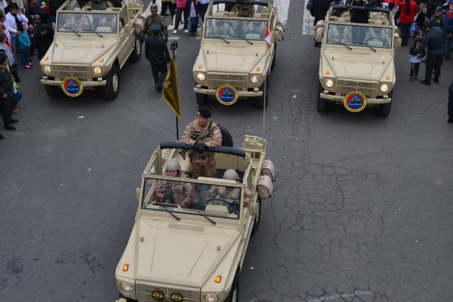 Vehículos de las Fuerzas Armadas transitan por la avenida Brasil en Gran Parada y Desfile Cívico Militar por el 192 aniversario patrio.