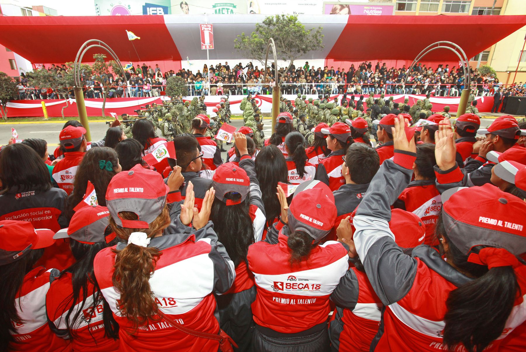 LIMA,PERU-JULIO 29. Becarios de "Beca 18" disfrutan del gran desfile cívico militar en la Av. Brasil.
Foto:ANDINA/archivo.