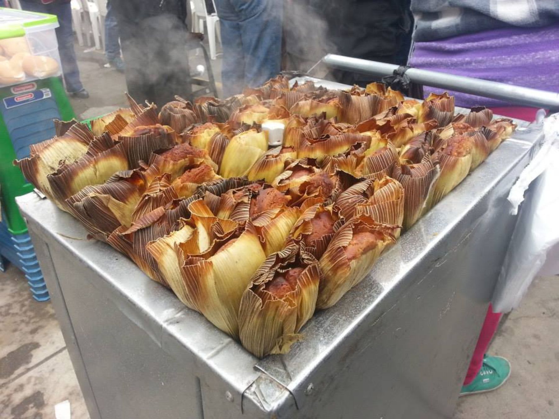 Venta ambulatoria de alimentos durante Gran Parada y Desfile Cívico Militar por Fiestas Patrias.