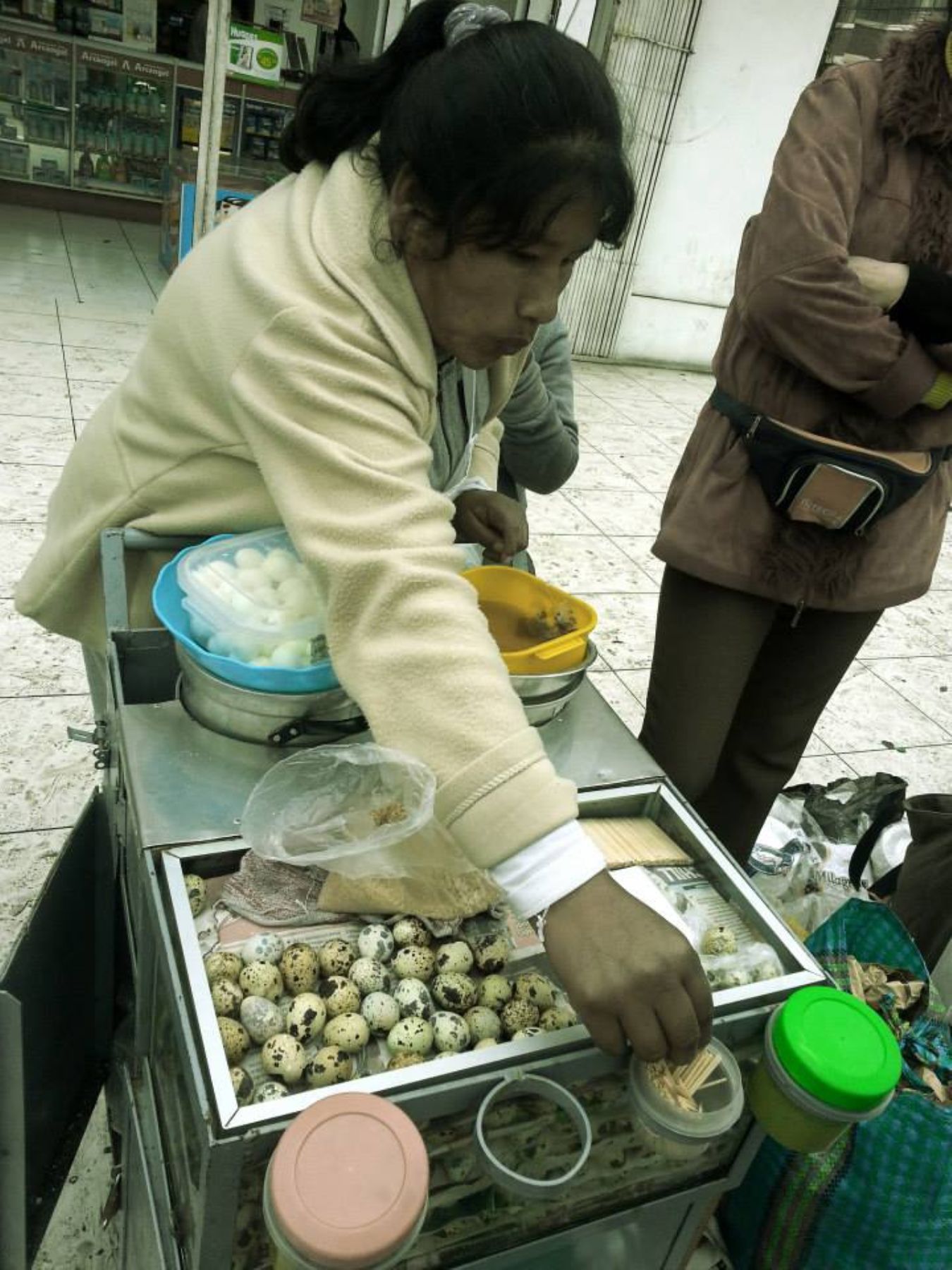 Venta ambulatoria de alimentos durante Gran Parada y Desfile Cívico Militar por Fiestas Patrias.