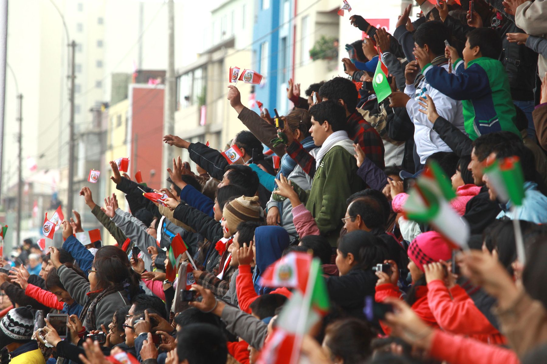 LIMA,PERU-JULIO 29. Ciudadanos disfrutan del gran desfile cívico militar en la Av. Brasil.
Foto:ANDINA/archivo.