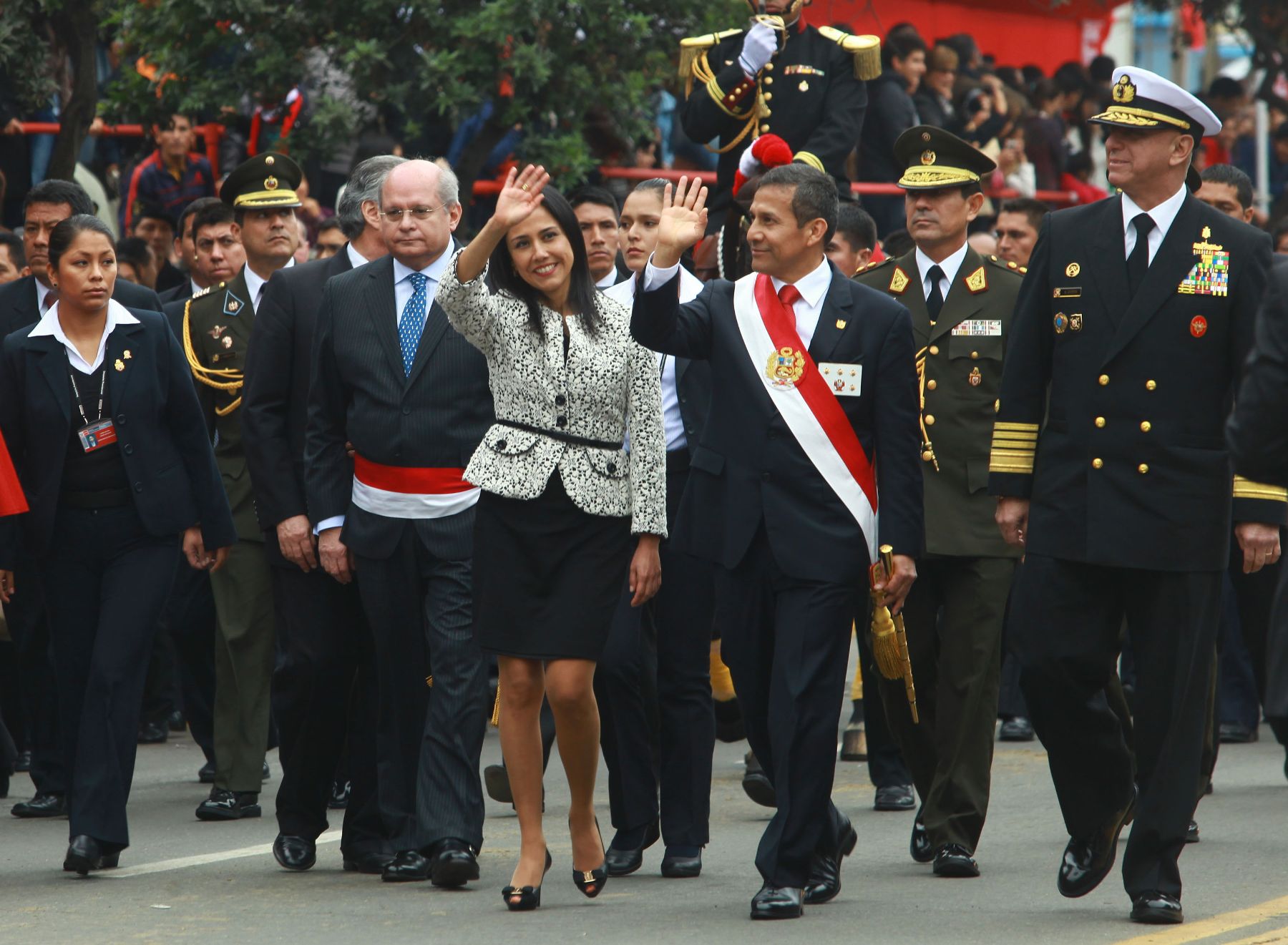 LIMA,PERU-JULIO 29. Presidente Ollanta Humala se despide del público tras culminar el gran disfile cívico militar. Foto:ANDINA/archivo.