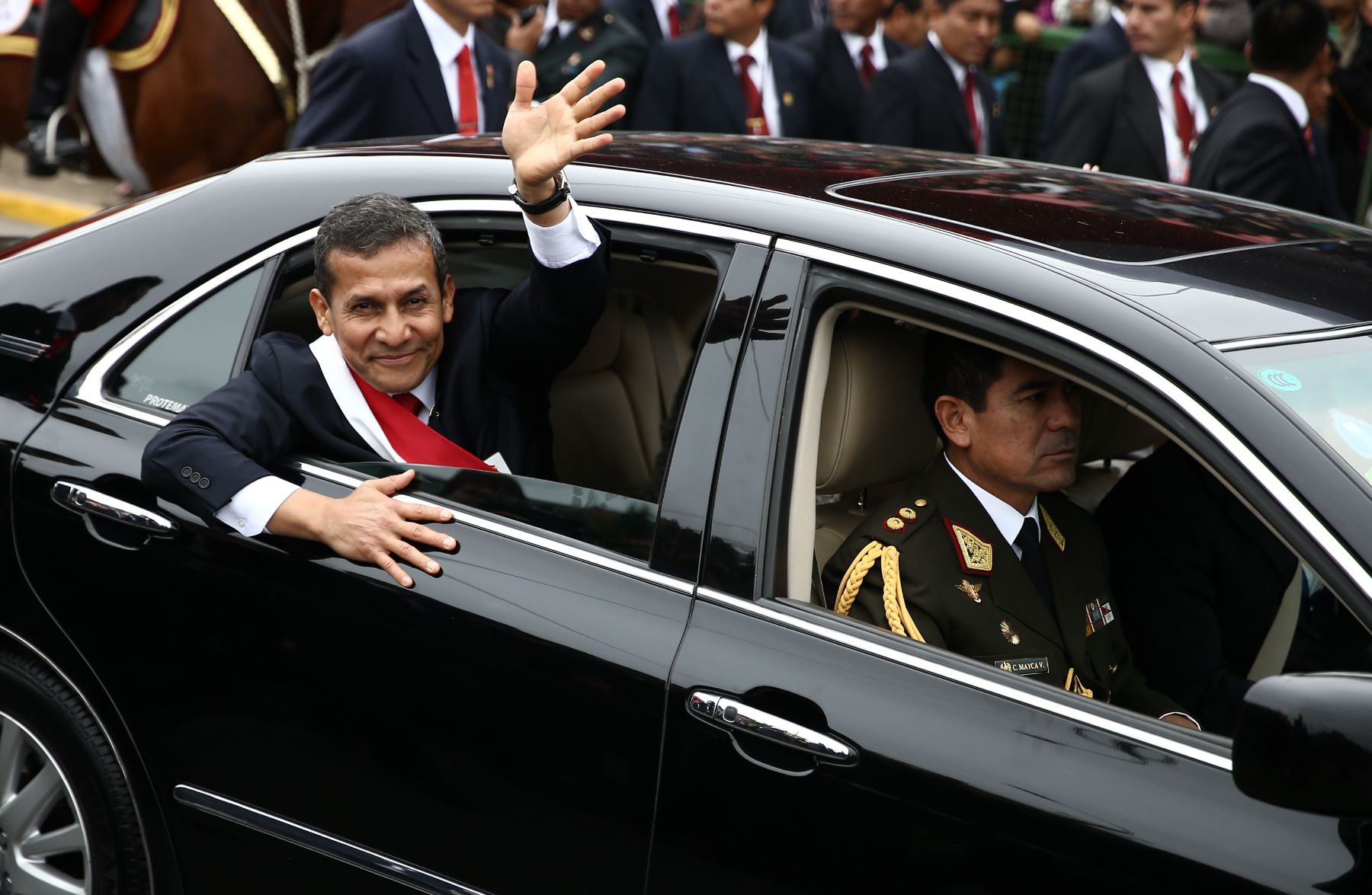 LIMA, PERÚ - JULIO 29. El presidente Ollanta Humala se despide del público que asistió a la parada militar. Foto: ANDINA/Marco del Río