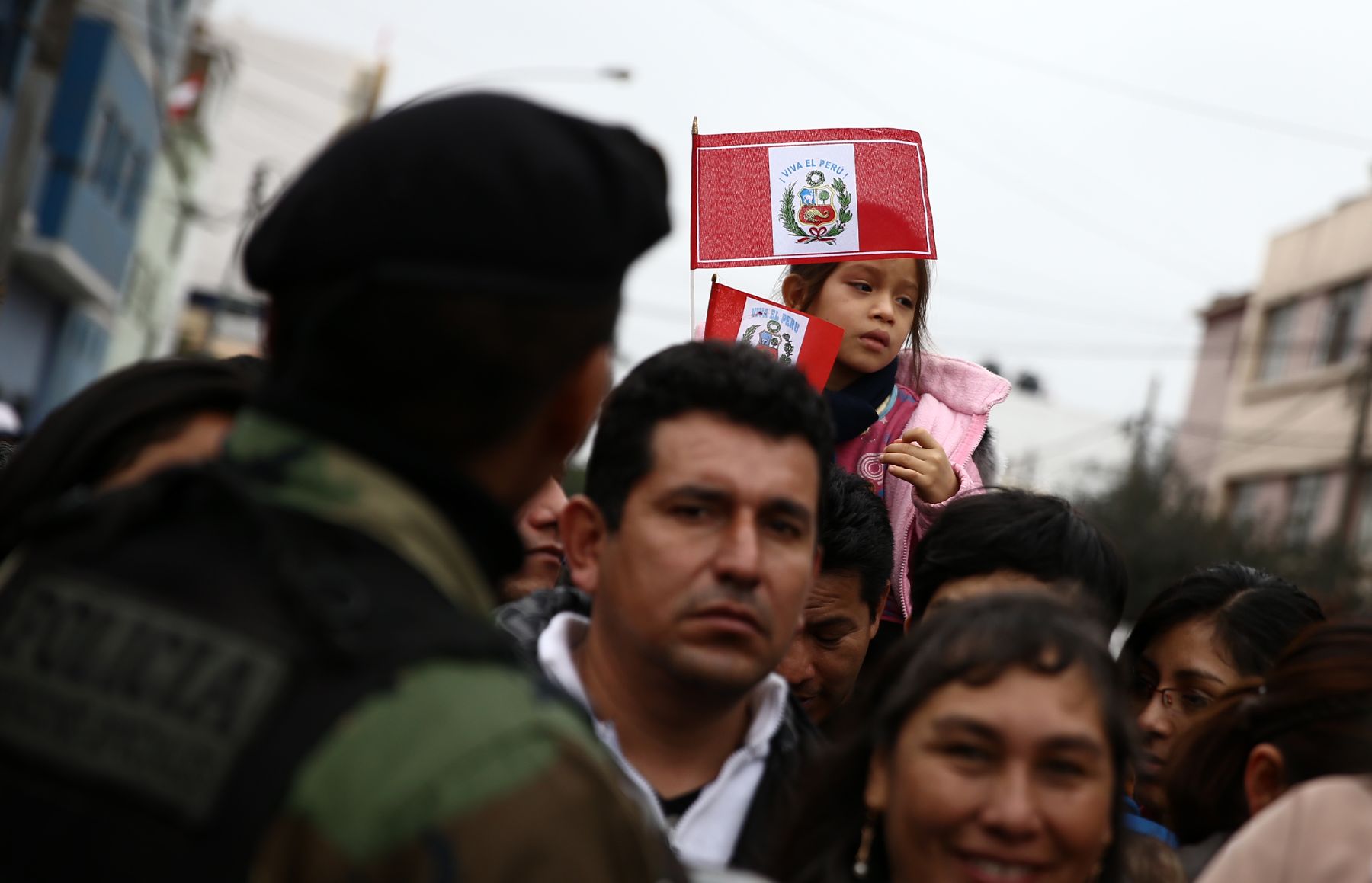LIMA, PERÚ - JULIO 29. Cientos de familias acudieron al desfile militar por fiestas patrias. Foto: ANDINA/Marco del Río