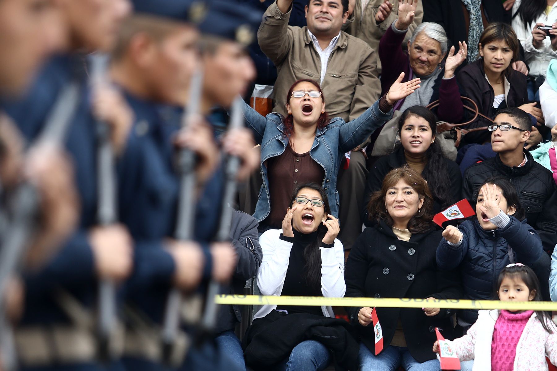 LIMA, PERÚ - JULIO 29. Cientos de familias acudieron al desfile militar por fiestas patrias. Foto: ANDINA/Marco del Río