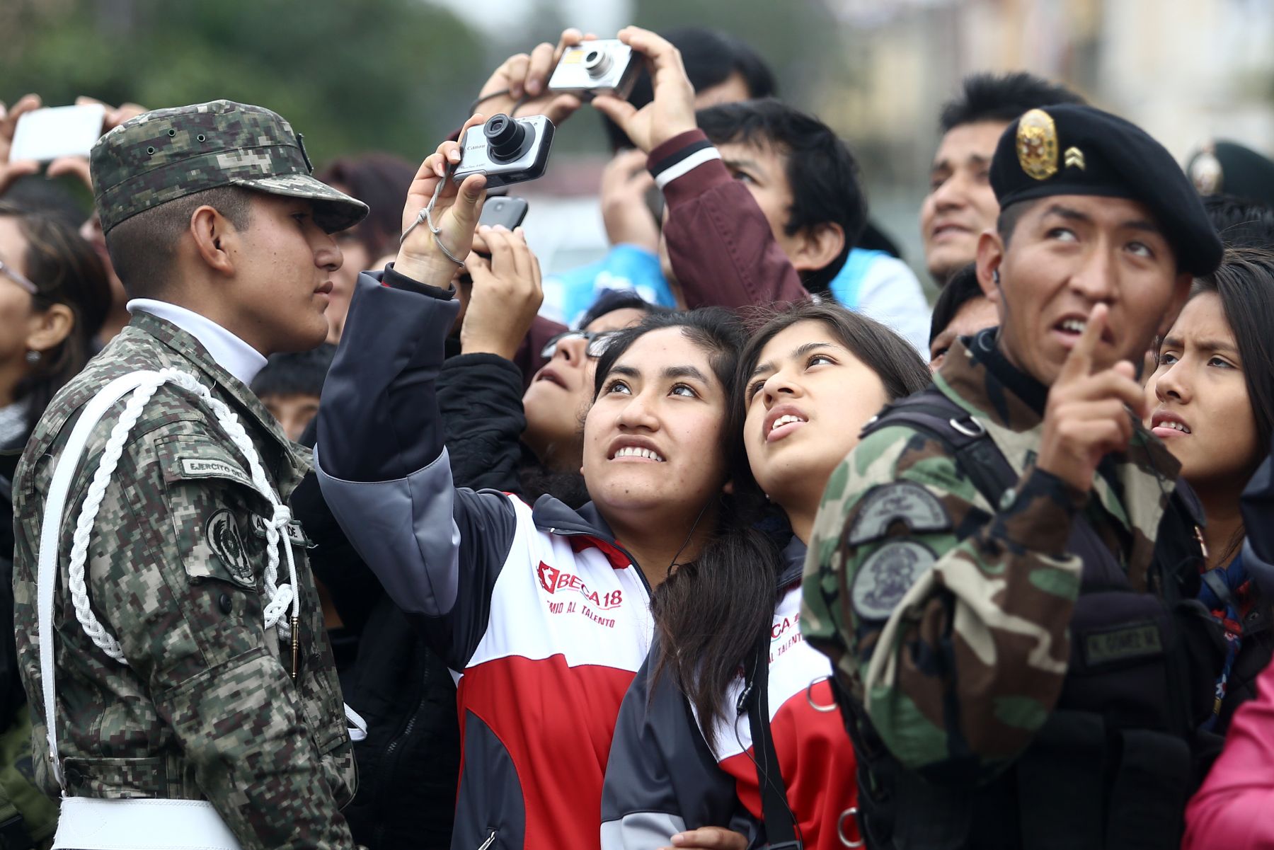 LIMA, PERÚ - JULIO 29. Cientos de familias acudieron al desfile militar por fiestas patrias. Foto: ANDINA/Marco del Río