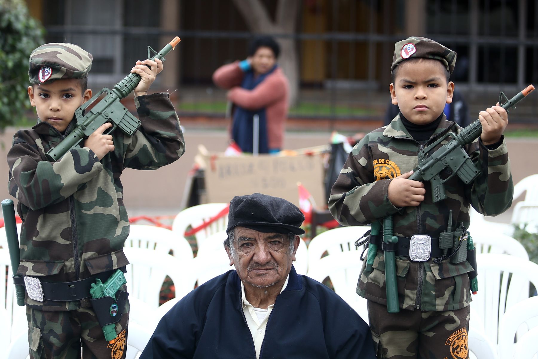 LIMA, PERÚ - JULIO 29. Cientos de familias acudieron al desfile militar por fiestas patrias. Foto: ANDINA/Marco del Río