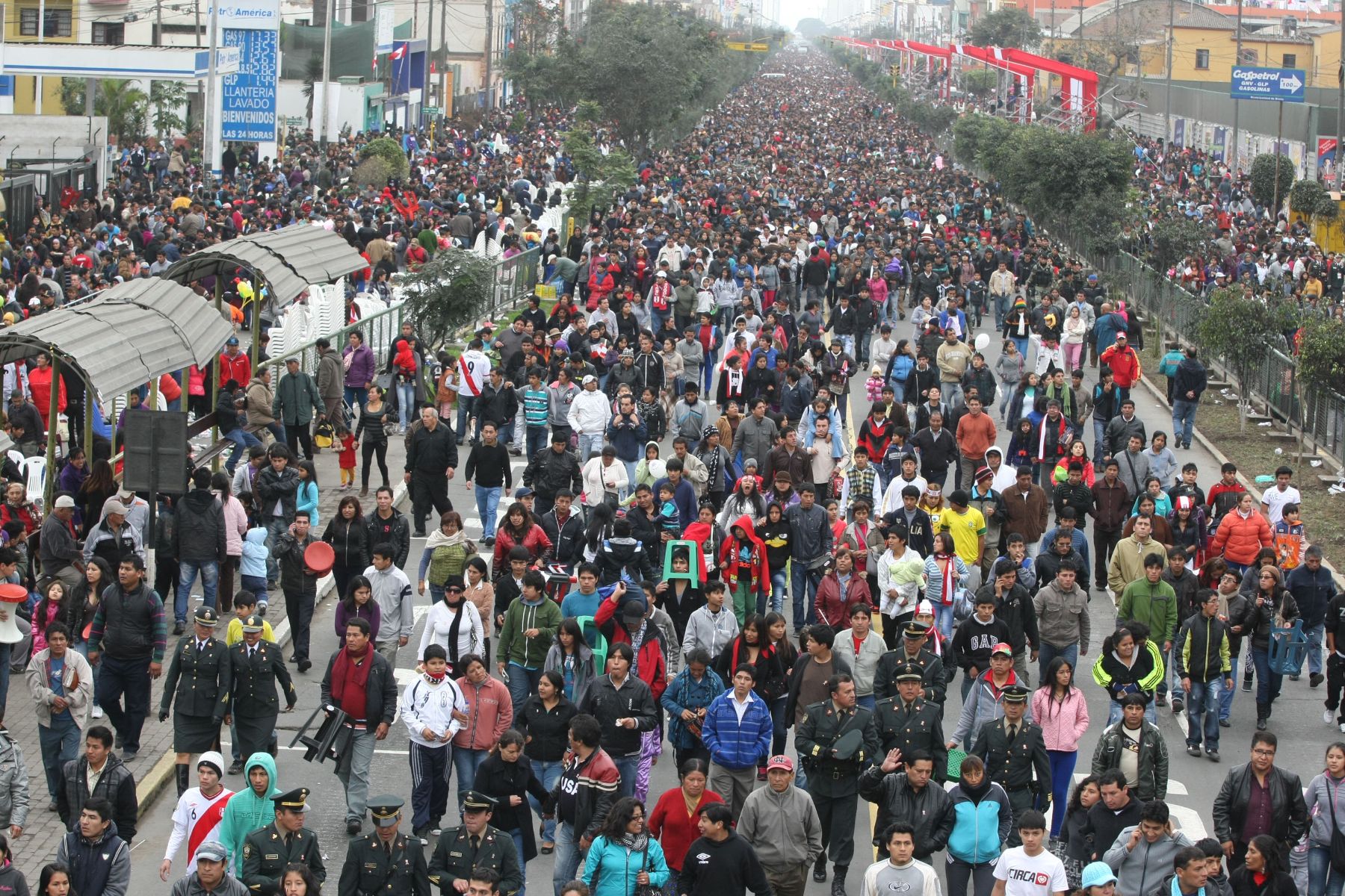 LIMA, PERÚ - JULIO 29.Gran Parada Civico Militar por Fiestas Patrias.Público generalen av. Brasil altura del hospital del Niño Foto: ANDINA/Vidal Tarqui