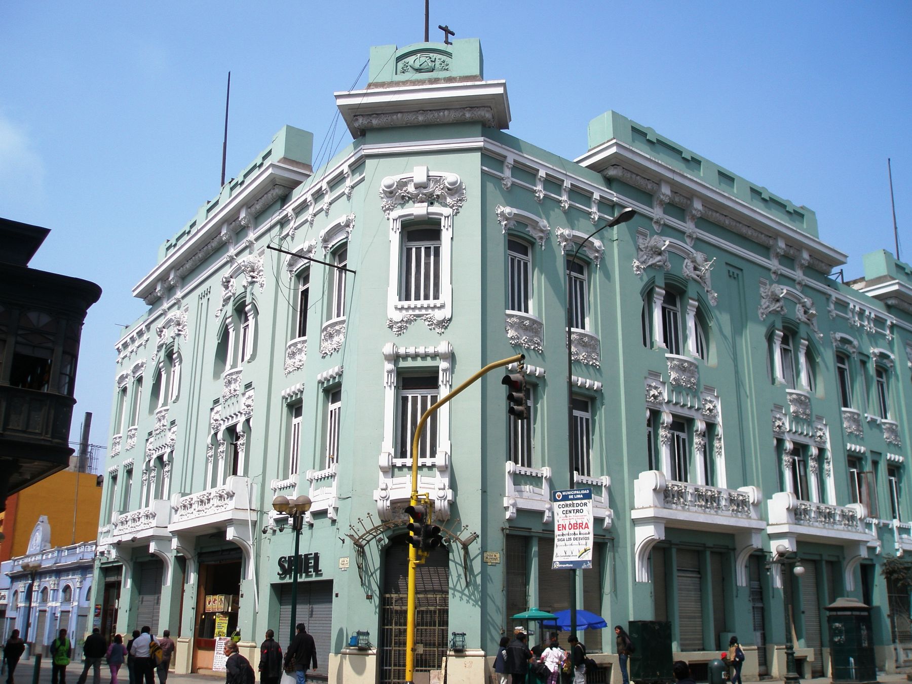 Fachada del Palais Concert, en el Centro Histórico de Lima.