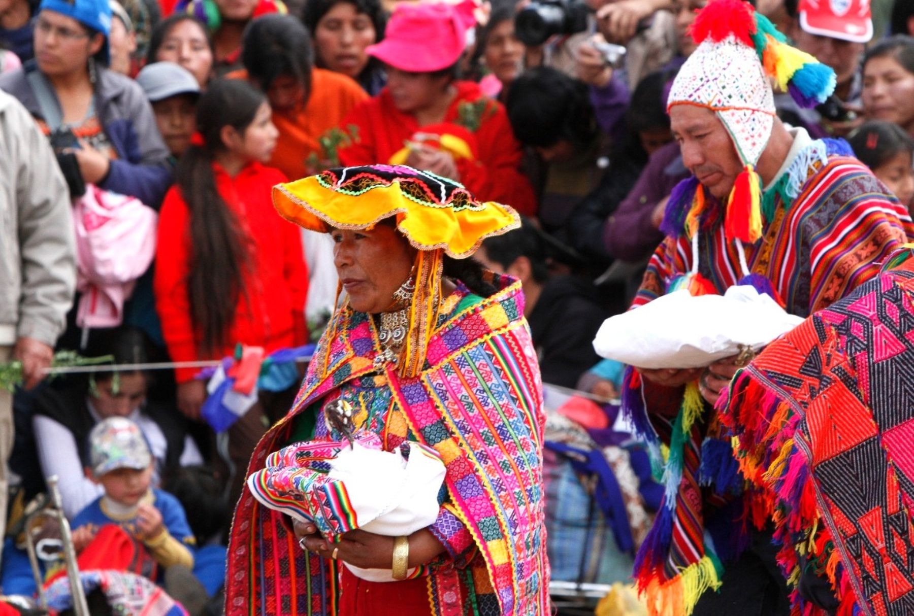 Miles de cusqueños y turistas se congregaron en el complejoo arqueológico de Sacsayhuamán para rendir tributo a la pachamama o madre tierra.