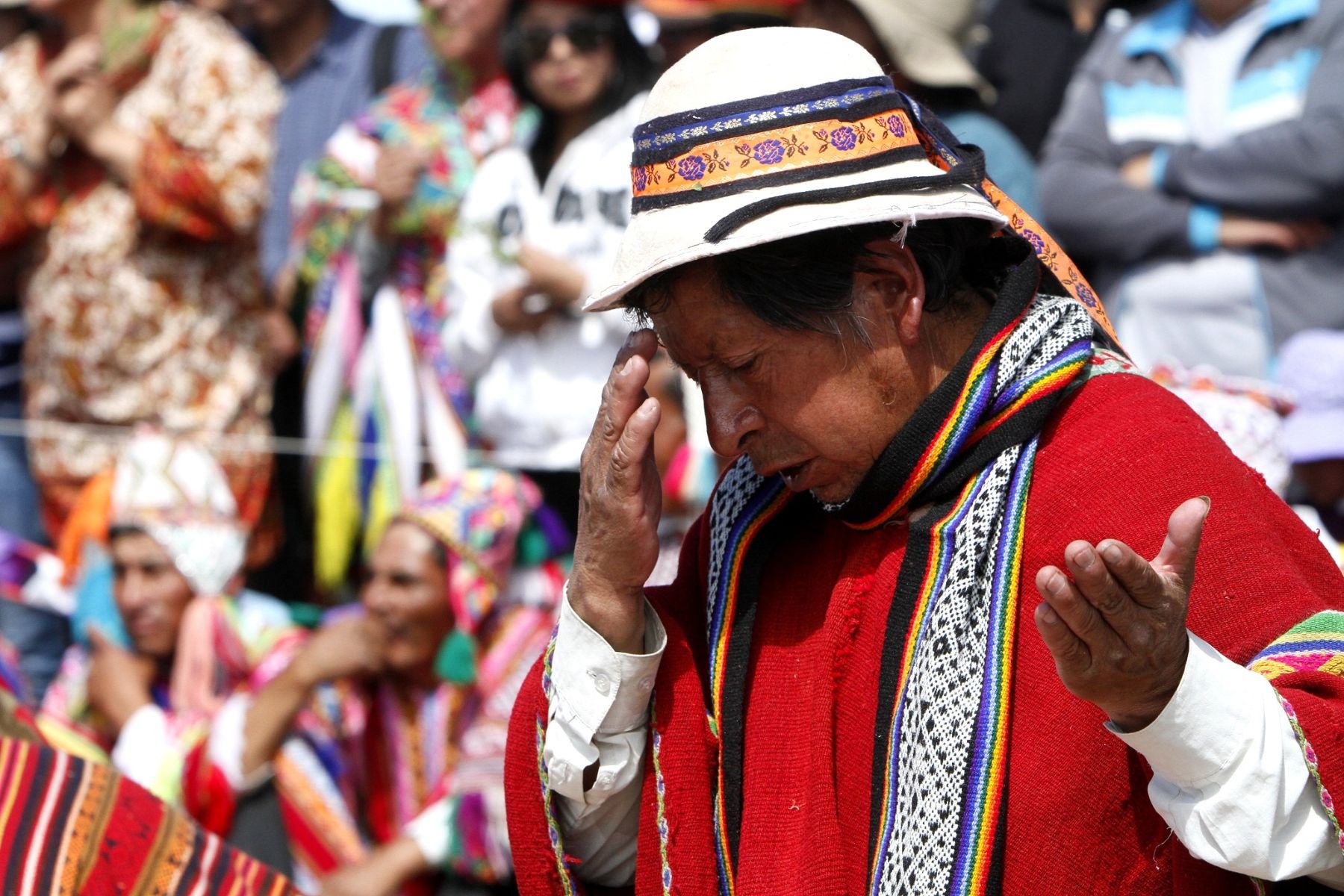 Miles de cusqueños y turistas se congregaron en el complejoo arqueológico de Sacsayhuamán para rendir tributo a la pachamama o madre tierra.