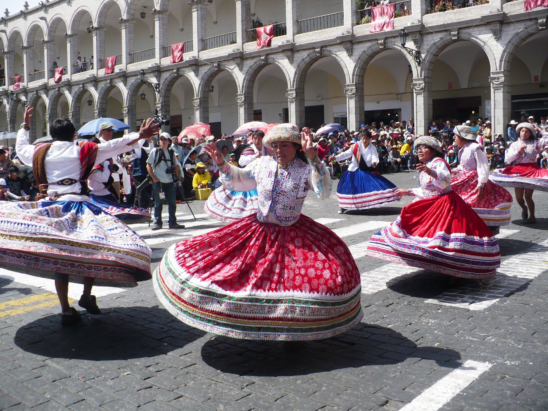 Más de 2,000 danzarines participan en pasacalle por el 473 aniversario de Arequipa. Foto: ANDINA/Rocío Méndez.