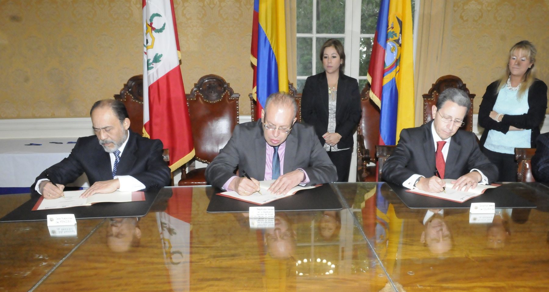 Firman el convenio el Jefe del Reniec, Jorge Yrivarren; el Registrador Nacional del Estado Civil de Colombia, Carlos Sánchez; y el Director General de Registro Civil, Identificación y Cedulación de Ecuador, Jorge Montaño. ANDINA/Difusión