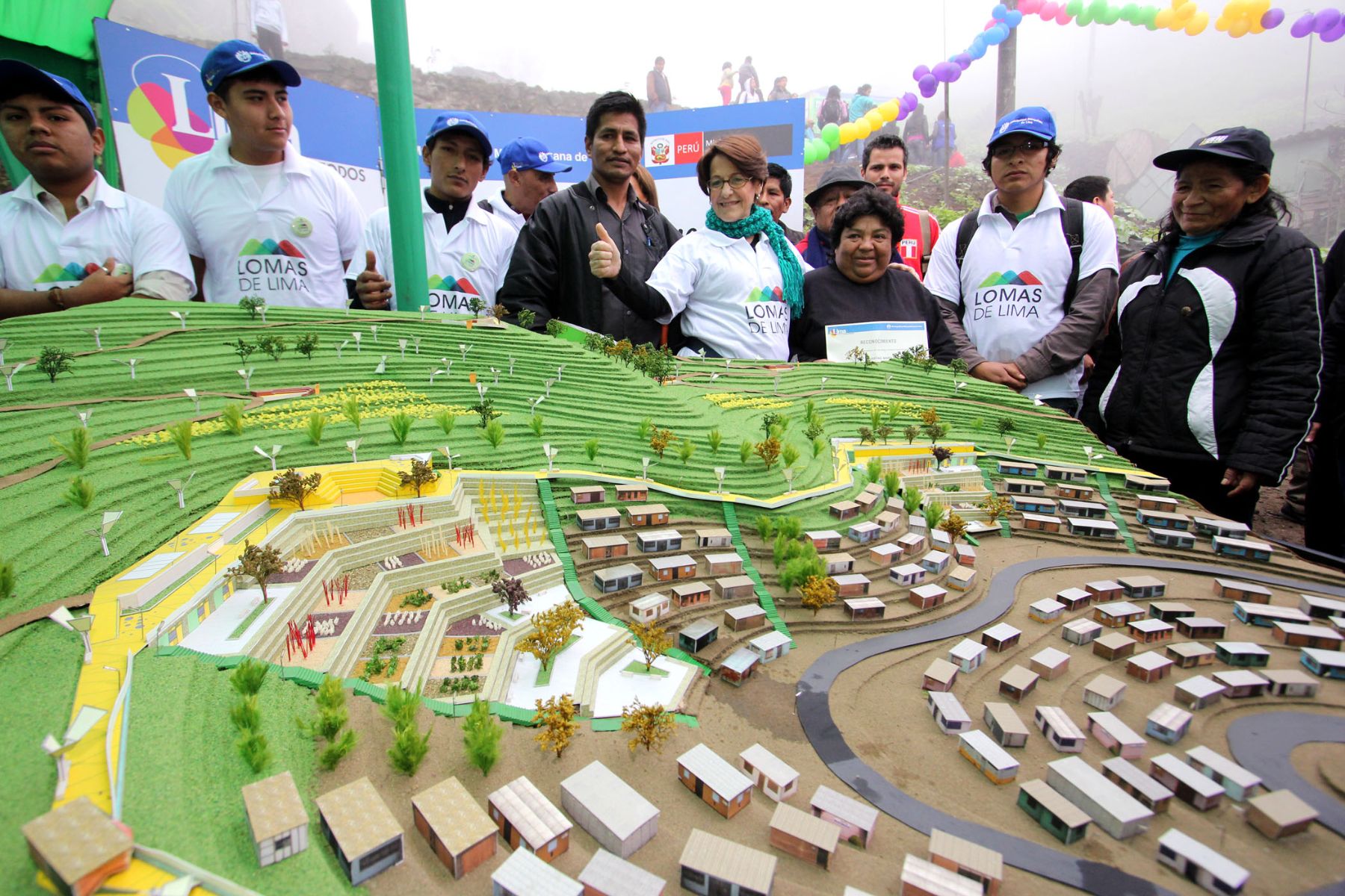 Alcaldesa de Lima, Susana Villarán, muestra maqueta de nuevo circuito ecoturístico Lomas de Paraíso en Villa María del Triunfo, que forma parte del programa municipal Lomas de Lima.